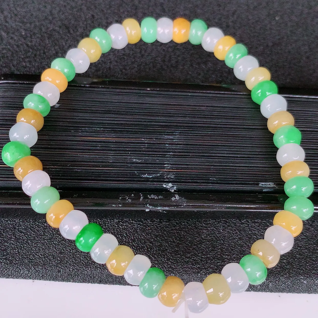 自然光实拍，冰三彩翡翠手链，多彩翡翠手串，颜色丰富，料子细腻，高档大气，自戴送礼佳品！#46.3取一尺寸5.5mm