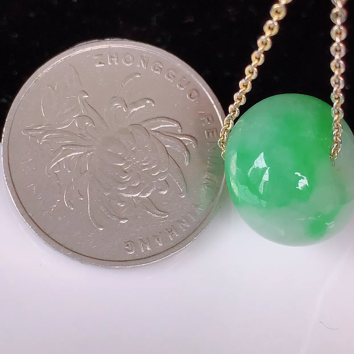 自然光实拍，水润飘绿翡翠路路通吊坠，寓意时来运转、财源滚滚，款式新颖时尚，日常百搭的款！配图银链#05.3