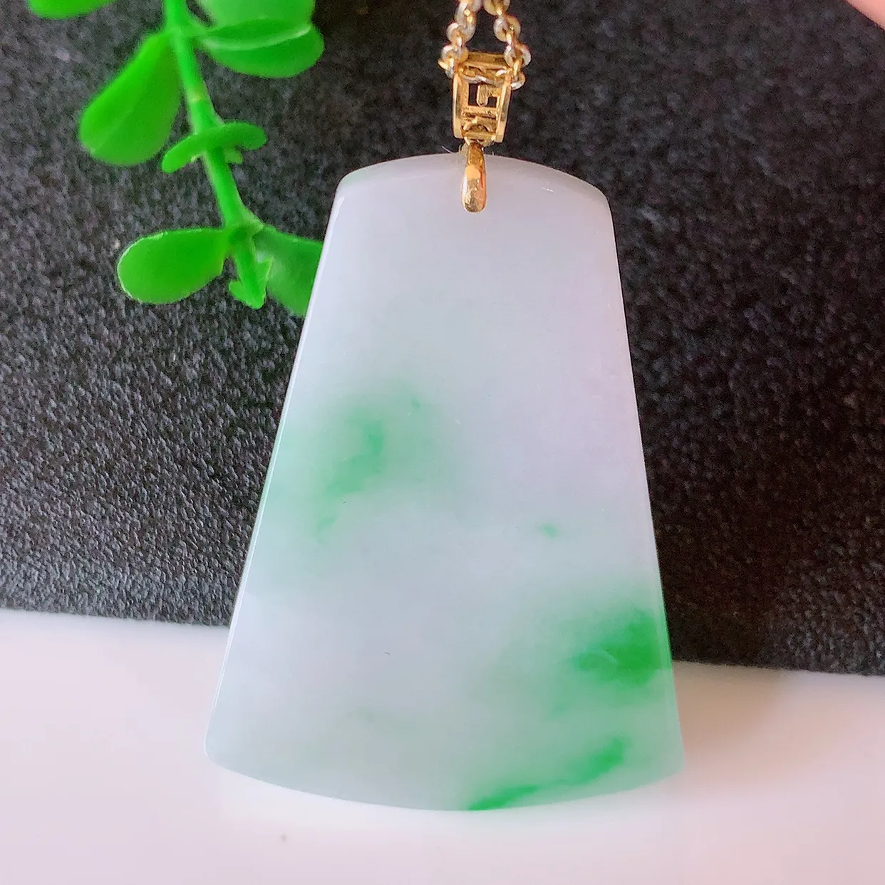 18K金镶嵌冰润飘绿平安无事牌吊坠，翡翠无事牌，平平安安，无事牌翠色灵动，佩戴平安时尚！#41.5整体44.5*裸石39*28.5*4