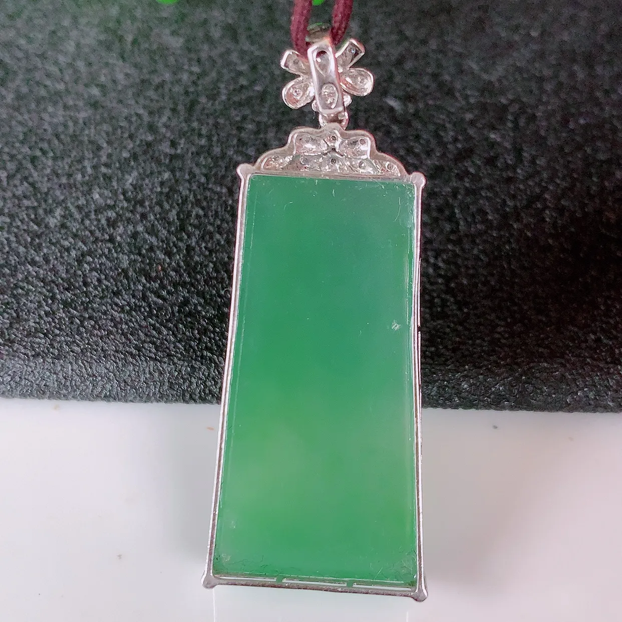 自然光实拍，18K金镶嵌冰种满绿翡翠平安无事牌吊坠，平平安安，无事牌翠色灵动，佩戴平安时尚！#00.3整体40*16*6.5裸石29*15