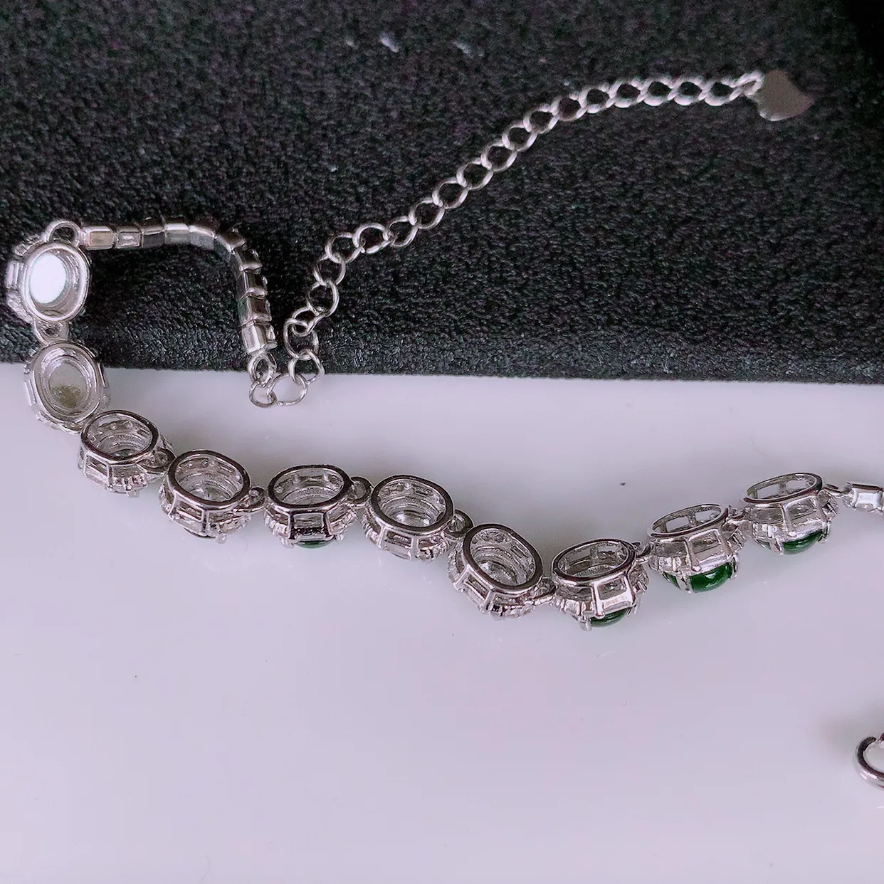 冰透满绿翡翠925银镶嵌手链，自然光实拍，翠色灵动，颜色漂亮，种老水足，品相佳，佩戴佳品！#97.3取一整体7.2*6*5.2裸石4.5*4.5