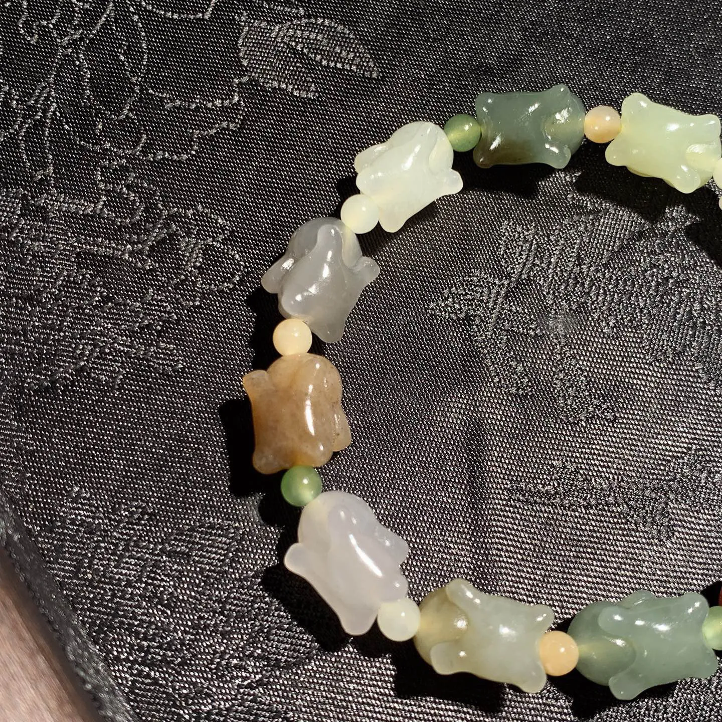 和田玉多宝前途无量兔子手串。单颗尺寸12/9/9重20克。玉质细腻油润。手推出油。佩戴高端典雅。lt251205