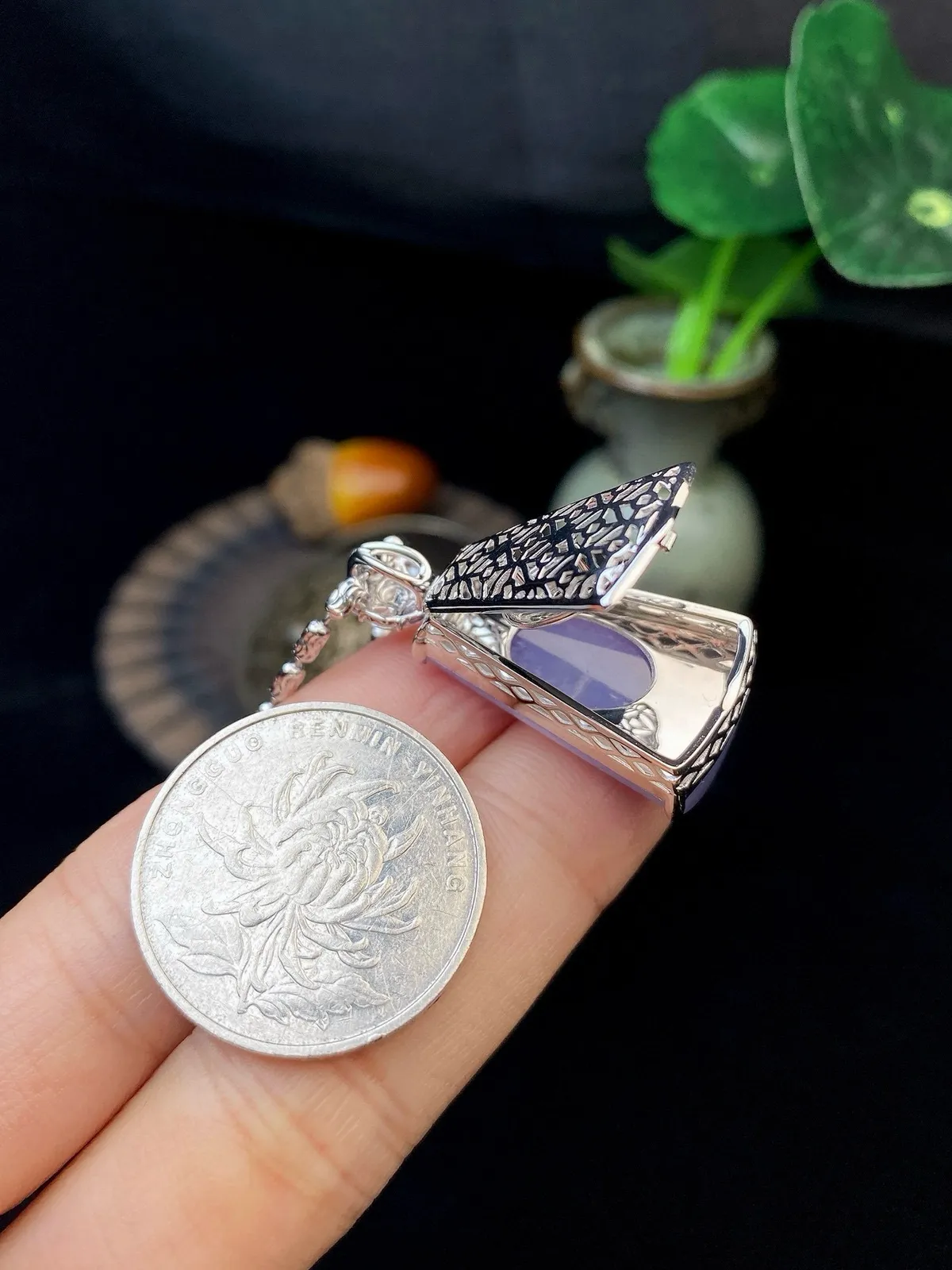 【冰种紫无事牌吊坠】少见的冰紫无事牌，质地细腻，妖紫色泽，光泽度不错，18k金钻镶嵌，裸石尺寸24.8*15.4*6毫米