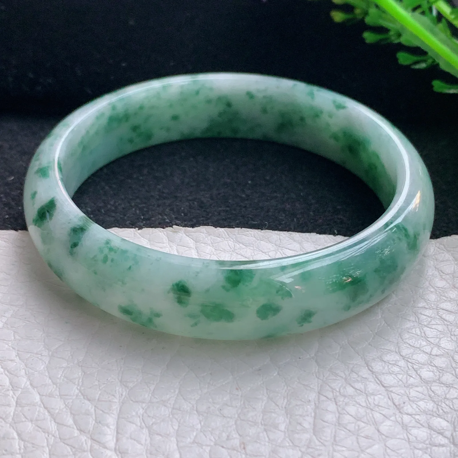 js自然光55*13*6.8平安镯 翡翠a货玉手镯飘花宽边珠宝玉手环