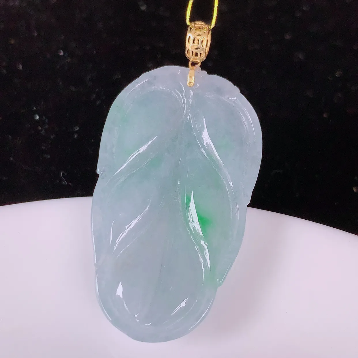 18K金镶嵌冰春带彩翡翠叶子吊坠 ，种水足，色泽清新，工艺精湛，叶子寓意美好；金枝玉叶，事业有成。#35.6