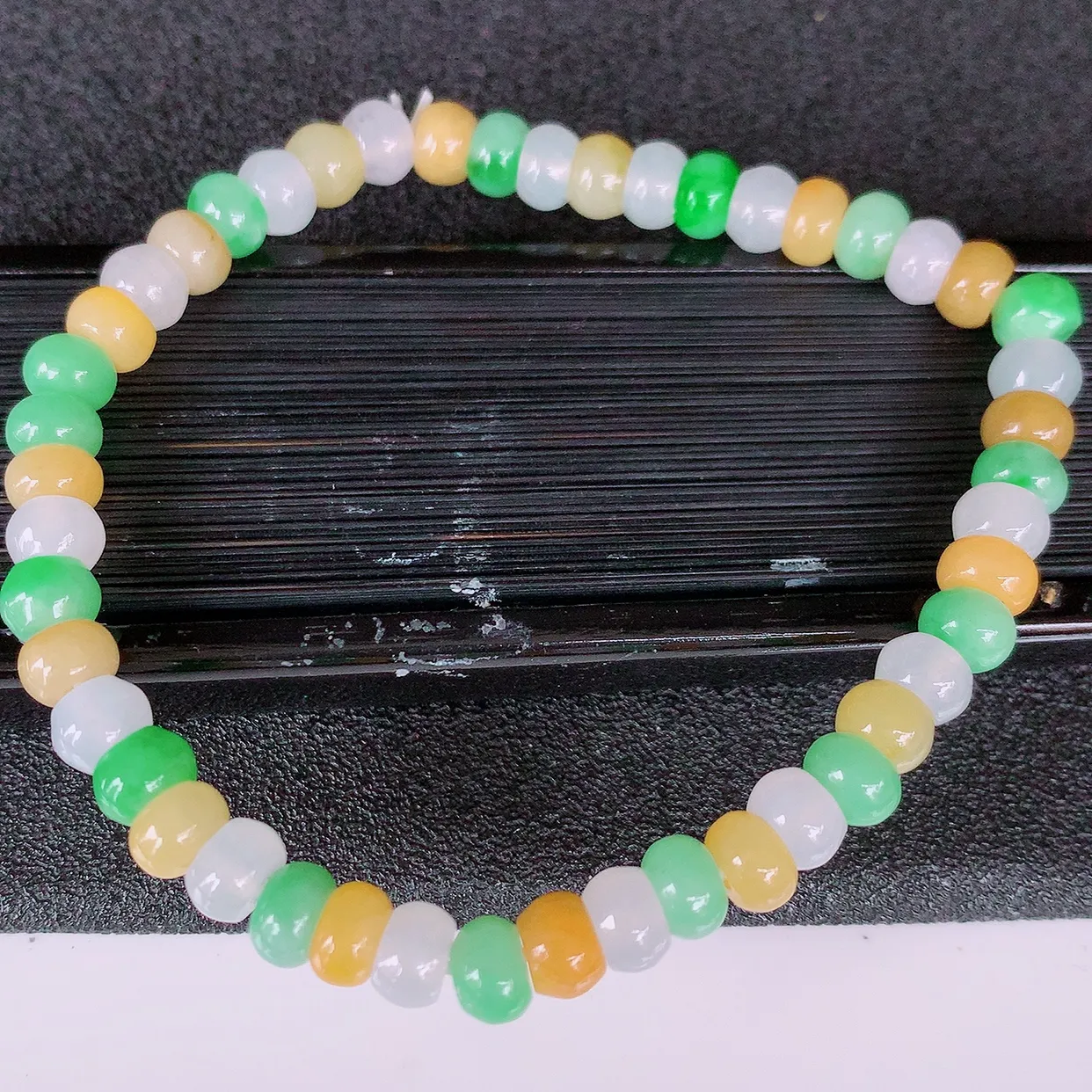 自然光实拍，冰三彩翡翠手链，多彩翡翠手串，颜色丰富，料子细腻，高档大气，自戴送礼佳品！#46.3取一尺寸5.5mm