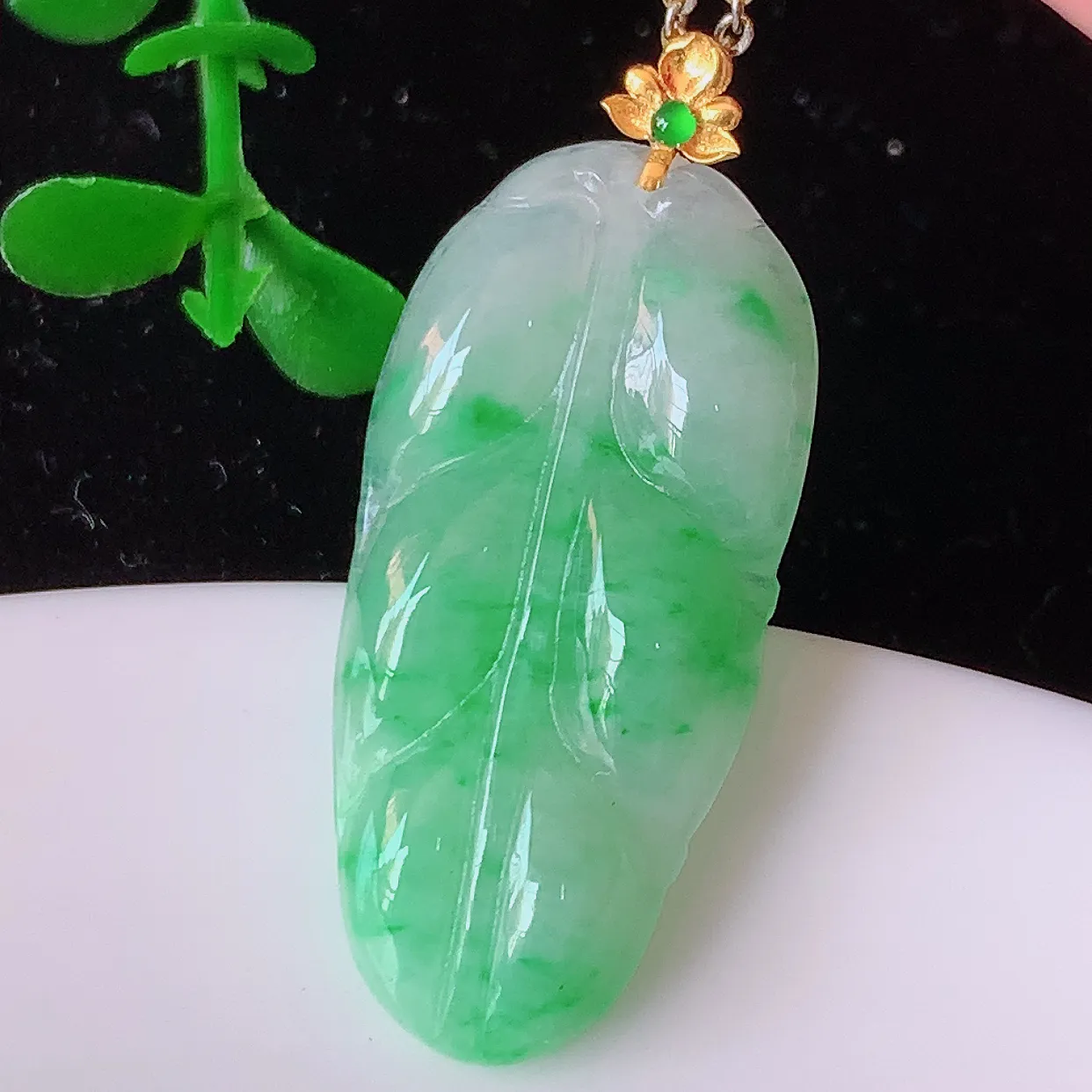 18K金镶嵌冰飘绿翡翠叶子吊坠 ，种水足，色泽清新，工艺精湛，叶子寓意美好；金枝玉叶，事业有成。#42.5