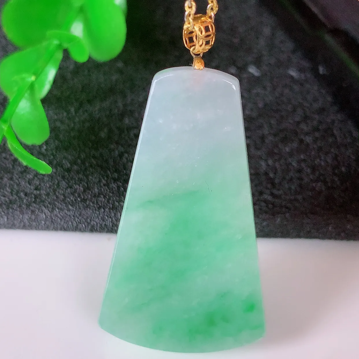 18k金镶嵌冰润飘绿翡翠平安无事牌吊坠，款式新颖时尚，日常百搭的款。清秀高雅，佩戴优雅高贵！#41.3