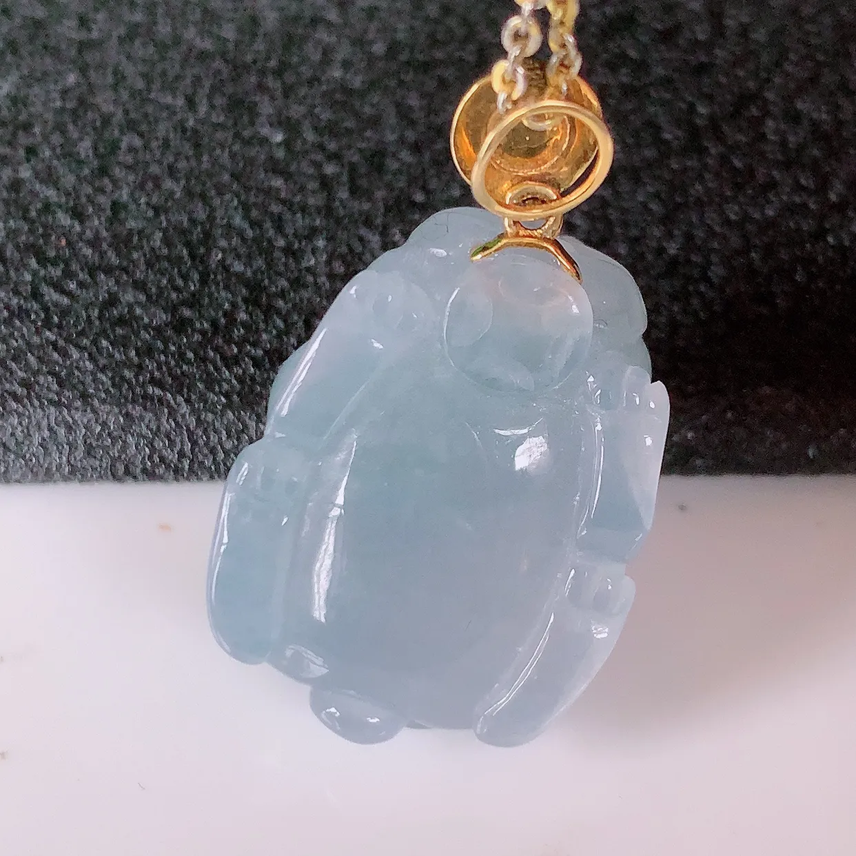 自然光实拍，18K金镶嵌冰紫罗兰翡翠招财貔貅吊坠，民间有“一摸貔貅运程旺盛，再摸貔貅财运滚滚，三摸貔貅平步青云 ”的美好祝愿。#00.3整体28裸石21.5*15.8-9