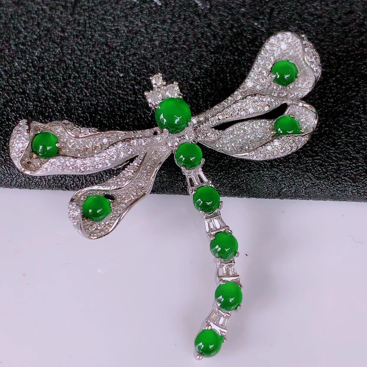 冰透满绿翡翠925银镶嵌蜻蜓胸针，自然光实拍，翠色灵动，颜色漂亮，种老水足，品相佳，佩戴佳品！#97.3整体38*43*8.2裸石4.6*4.6