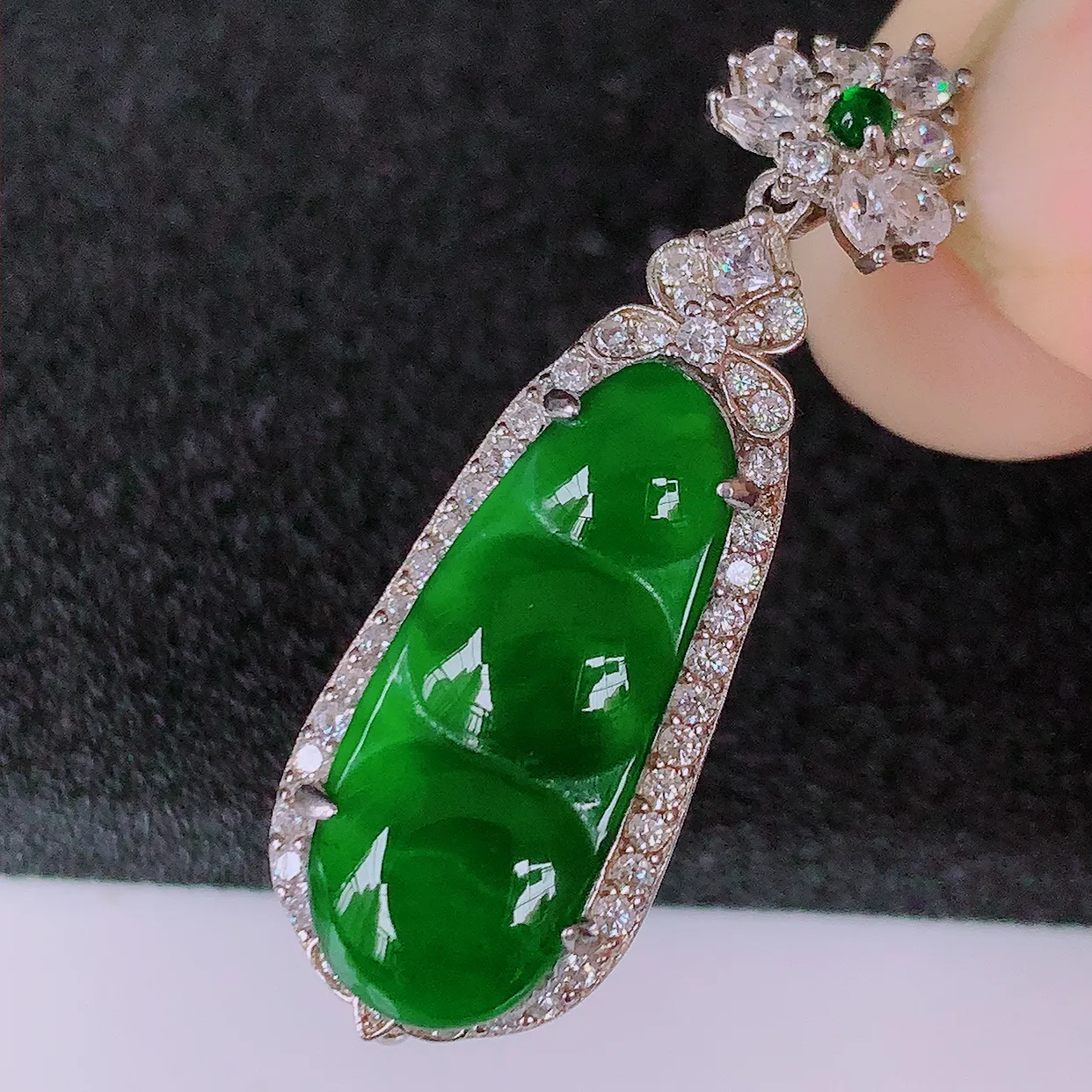 冰透满绿翡翠925银镶嵌福豆吊坠，自然光实拍，翠色灵动，颜色漂亮，种老水足，品相佳，佩戴佳品！#97.3整体36.5*12*7.2裸石21.5*8.5