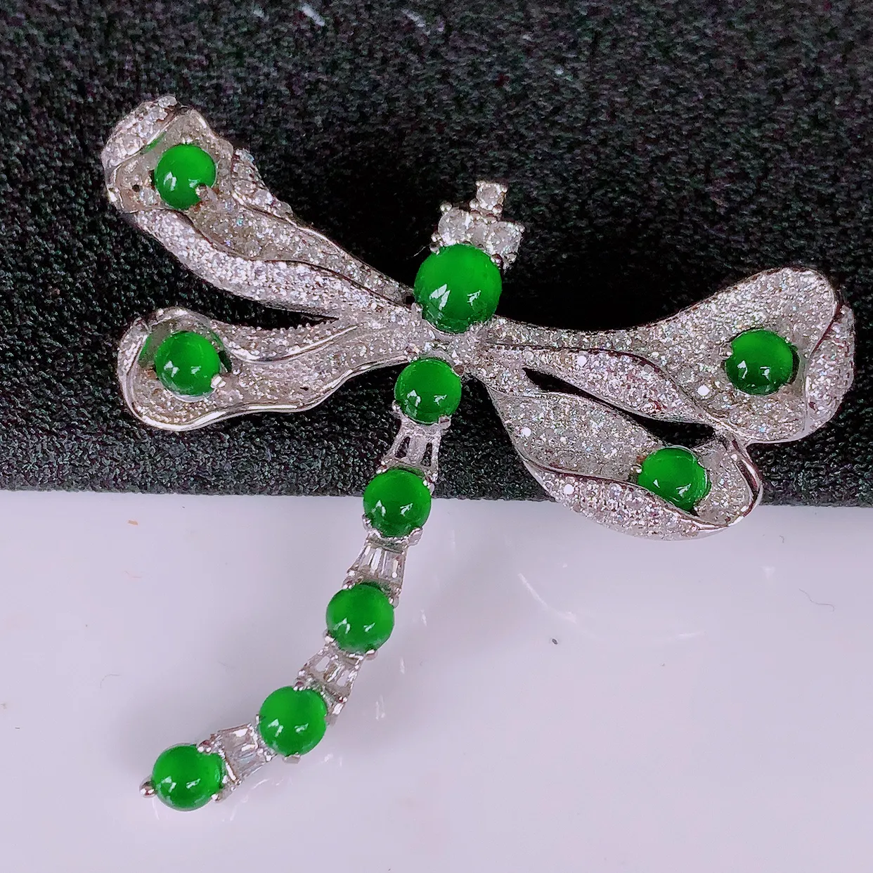 冰透满绿翡翠925银镶嵌蜻蜓胸针，自然光实拍，翠色灵动，颜色漂亮，种老水足，品相佳，佩戴佳品！#97.3整体38*43*8.2裸石4.6*4.6