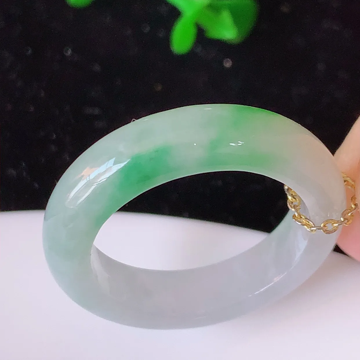 自然光实拍，19.7mm内径冰飘绿翡翠指环，玉戒指，玉质莹润，好精美好冰润的指环，21圈口，上手纤巧