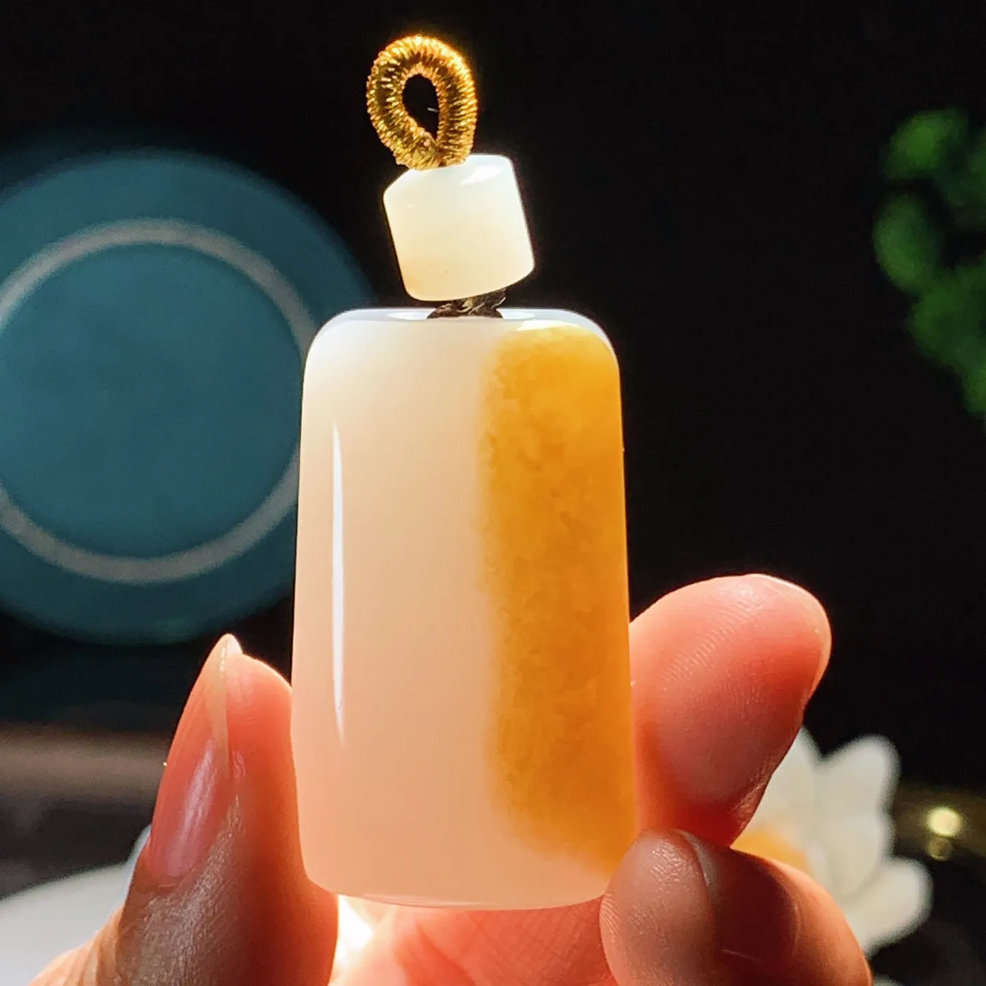 新疆且末糖平安无事牌子挂件。尺寸39/24/11重22.5克。玉质细腻油润。手推出油。佩戴高端典雅。lt251206