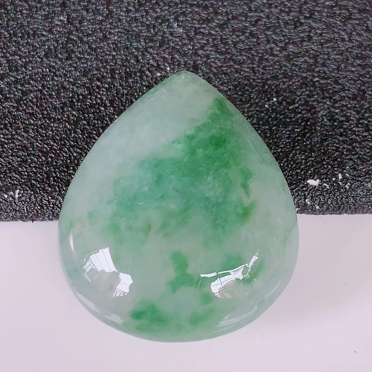 自然光实拍，冰种飘花翡翠蛋面，戒面，翠色灵动，玉质细腻，颜色漂亮，品相佳，佩戴佳品！#94.3