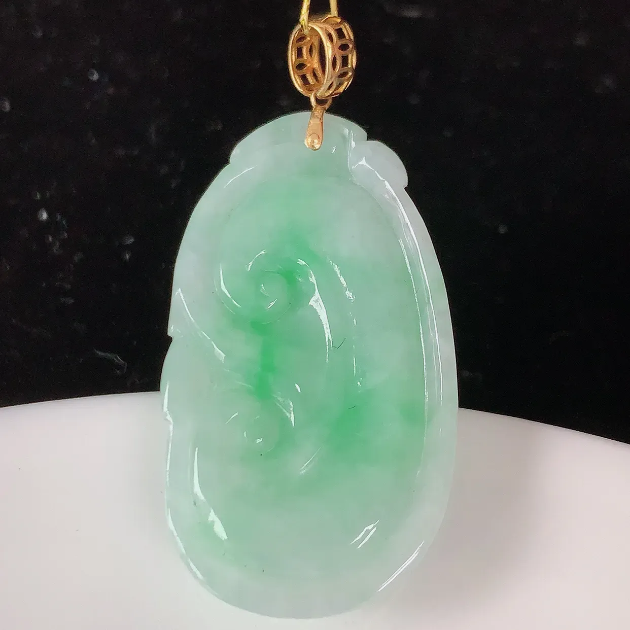 18k金镶嵌冰润飘绿翡翠万事如意吊坠，款式新颖时尚，日常百搭的款。清秀高雅，佩戴优雅高贵！#35.3