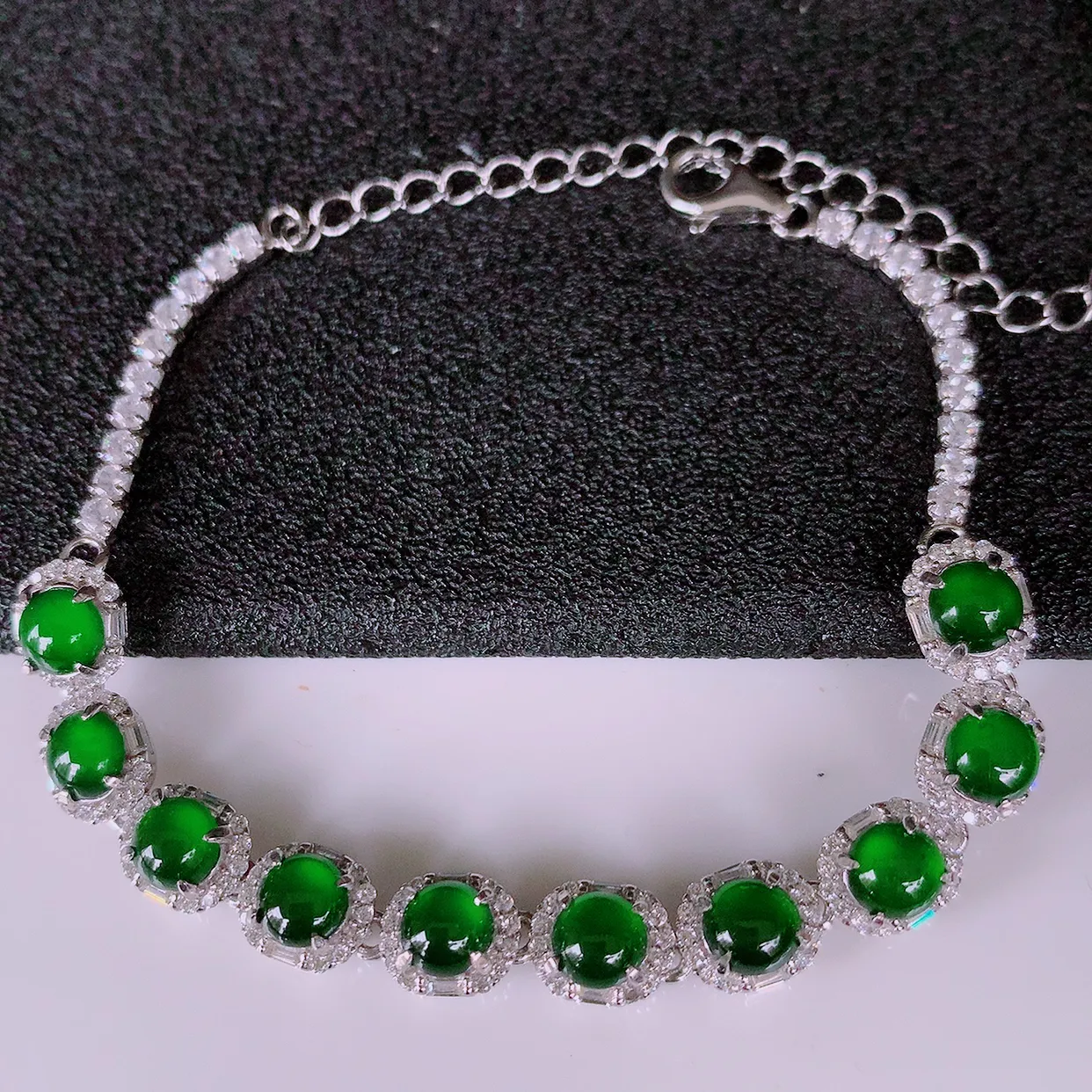 冰透满绿翡翠925银镶嵌手链，自然光实拍，翠色灵动，颜色漂亮，种老水足，品相佳，佩戴佳品！#97.3取一整体7.2*6*5.2裸石4.5*4.5