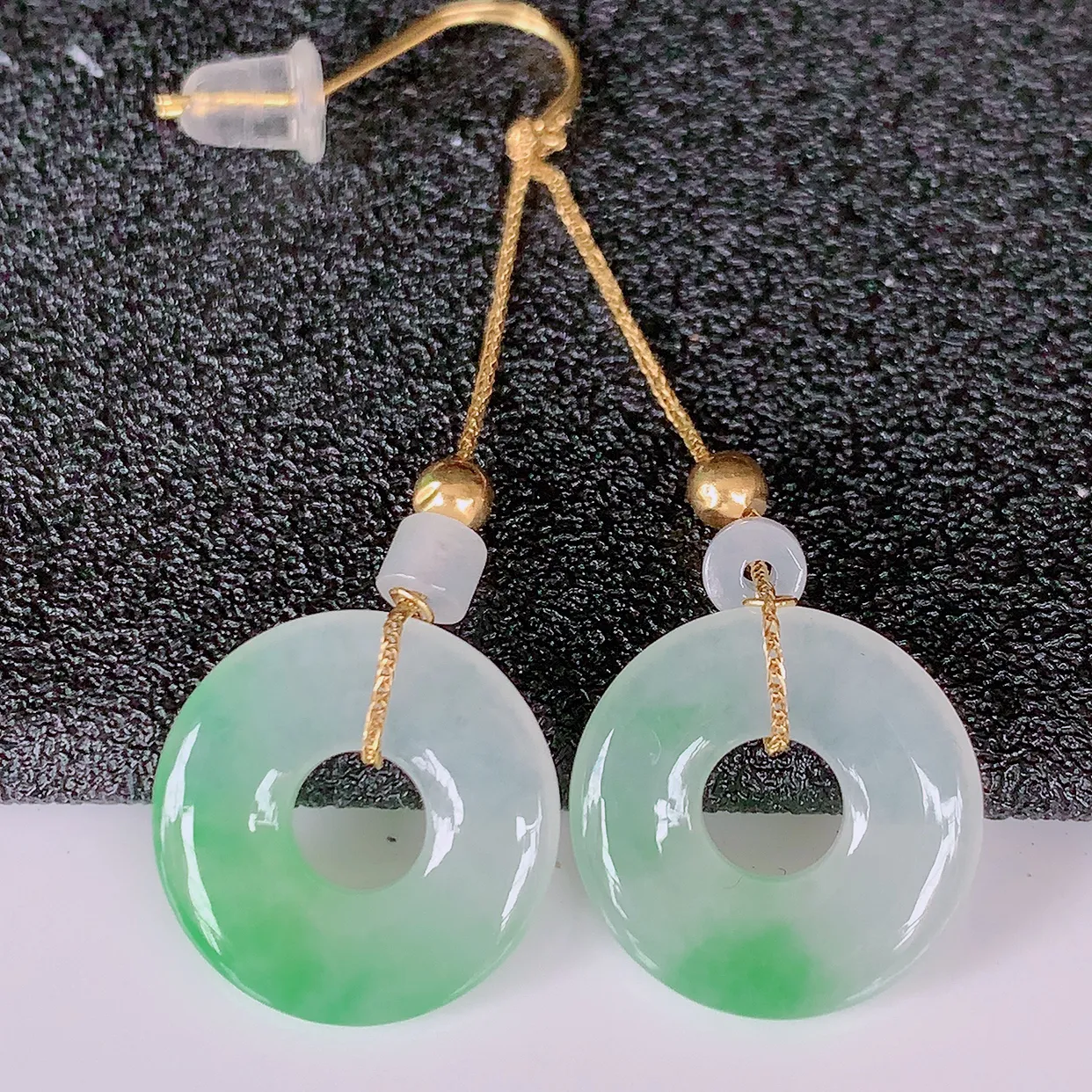 18k金镶嵌冰种飘绿翡翠平安扣耳坠，沁人心脾，耳坠佩戴效果大气出众，尽显气质。种水好，胶感足，颜相当漂亮，高性价比值得入手品鉴！#41.3整体47裸石13.8*2.8mm