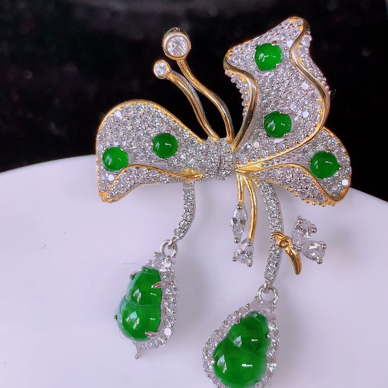 冰透满绿翡翠葫芦925银镶嵌蝴蝶结胸针，自然光实拍，翠色灵动，颜色漂亮，种老水足，品相佳，佩戴佳品！#98.5整体44.5-30-10裸石2.5*2.5