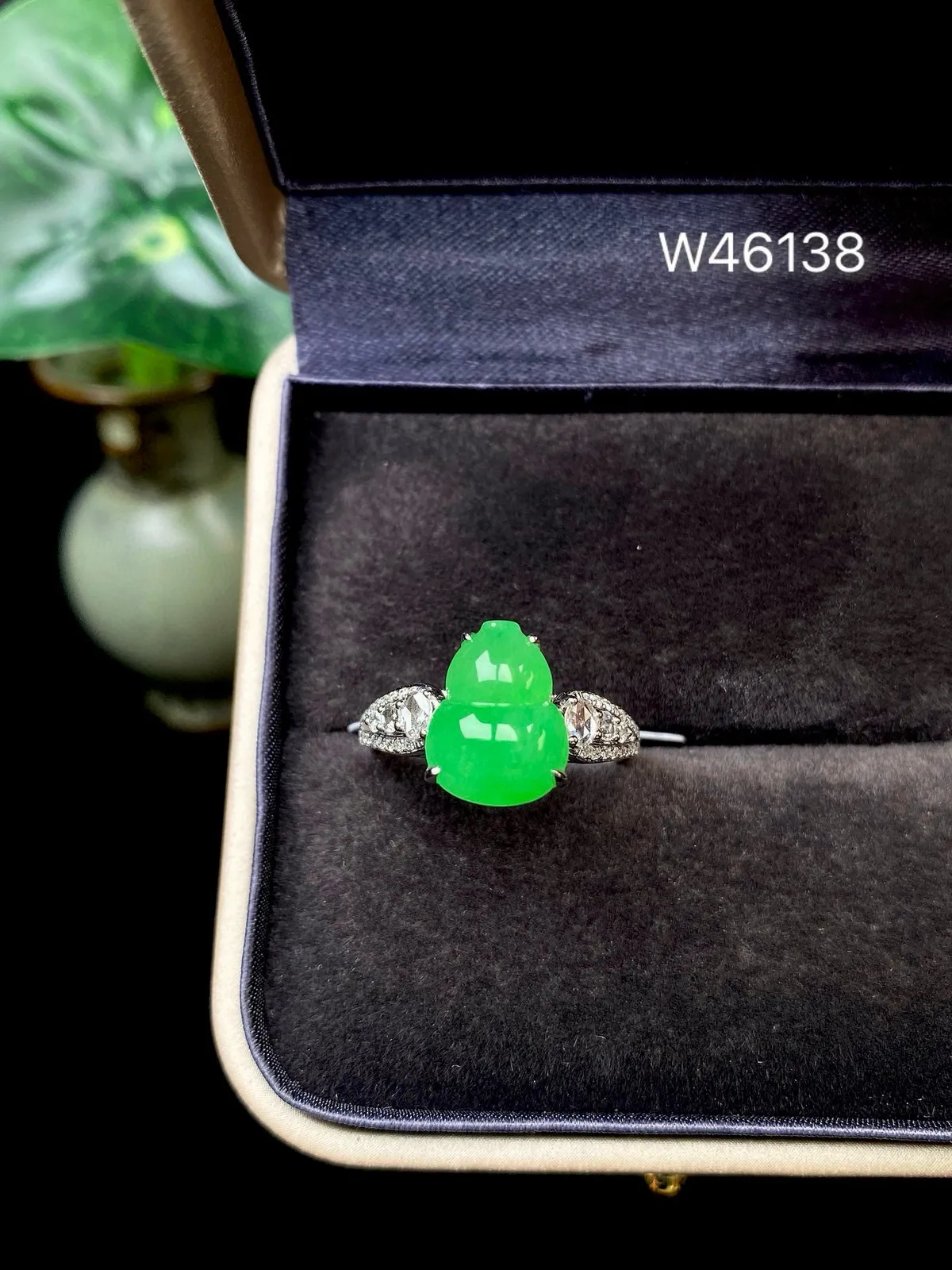 【冰种满绿葫芦戒指】质地细腻，冰润起光，胶感强烈，冰感明显，18K金钻精美镶嵌，裸石尺寸11.1*8