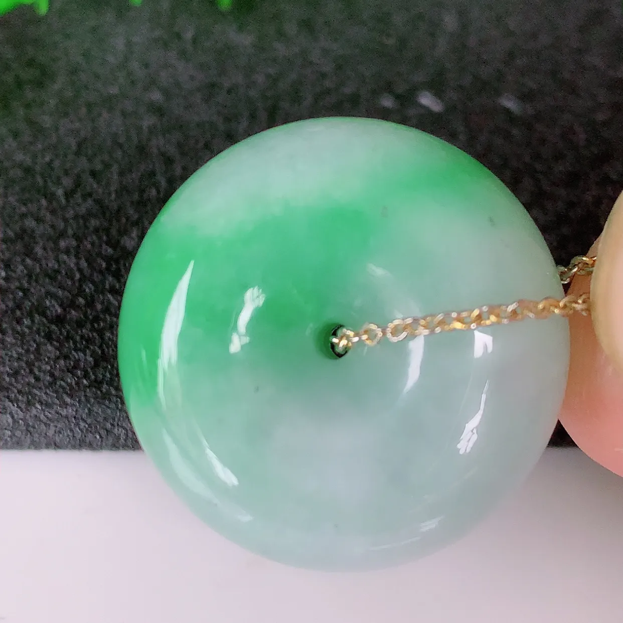 自然光实拍，冰润飘绿翡翠平安扣吊坠，形体饱满圆润，平安扣肥嘟嘟的，平平安安，种水很好，配戴精美！#05.3