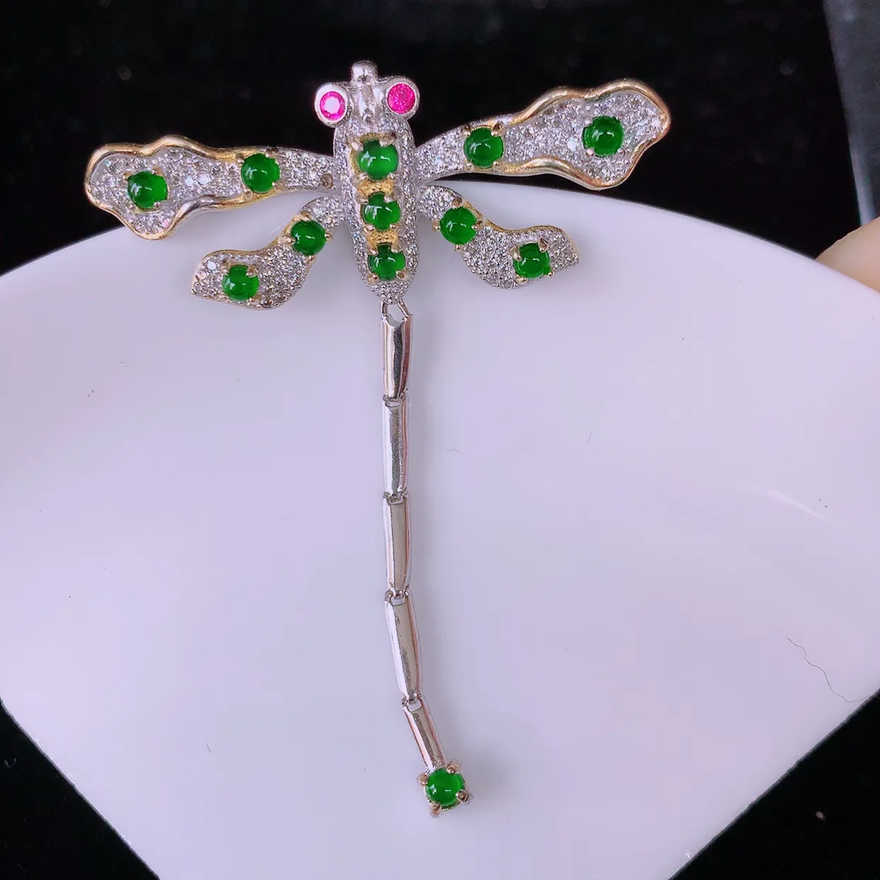 冰透满绿翡翠925银镶嵌蜻蜓胸针，自然光实拍，翠色灵动，颜色漂亮，种老水足，品相佳，佩戴佳品！#98.5整体54*41.5*8裸石2.5*2.5