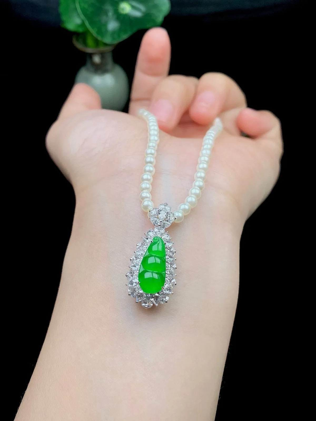 【冰种满绿福豆吊坠】小精品，种地上乘，冰感十足，通透起光，饱满圆润，18k金钻镶嵌，裸石尺寸14.5