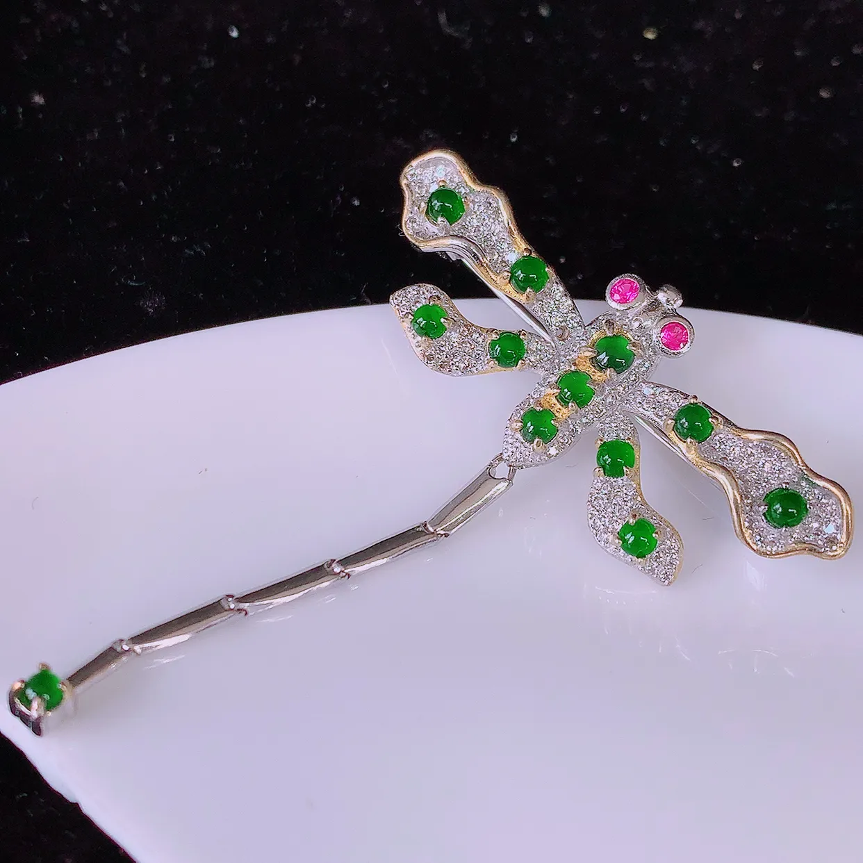 冰透满绿翡翠925银镶嵌蜻蜓胸针，自然光实拍，翠色灵动，颜色漂亮，种老水足，品相佳，佩戴佳品！#98.5整体54*41.5*8裸石2.5*2.5