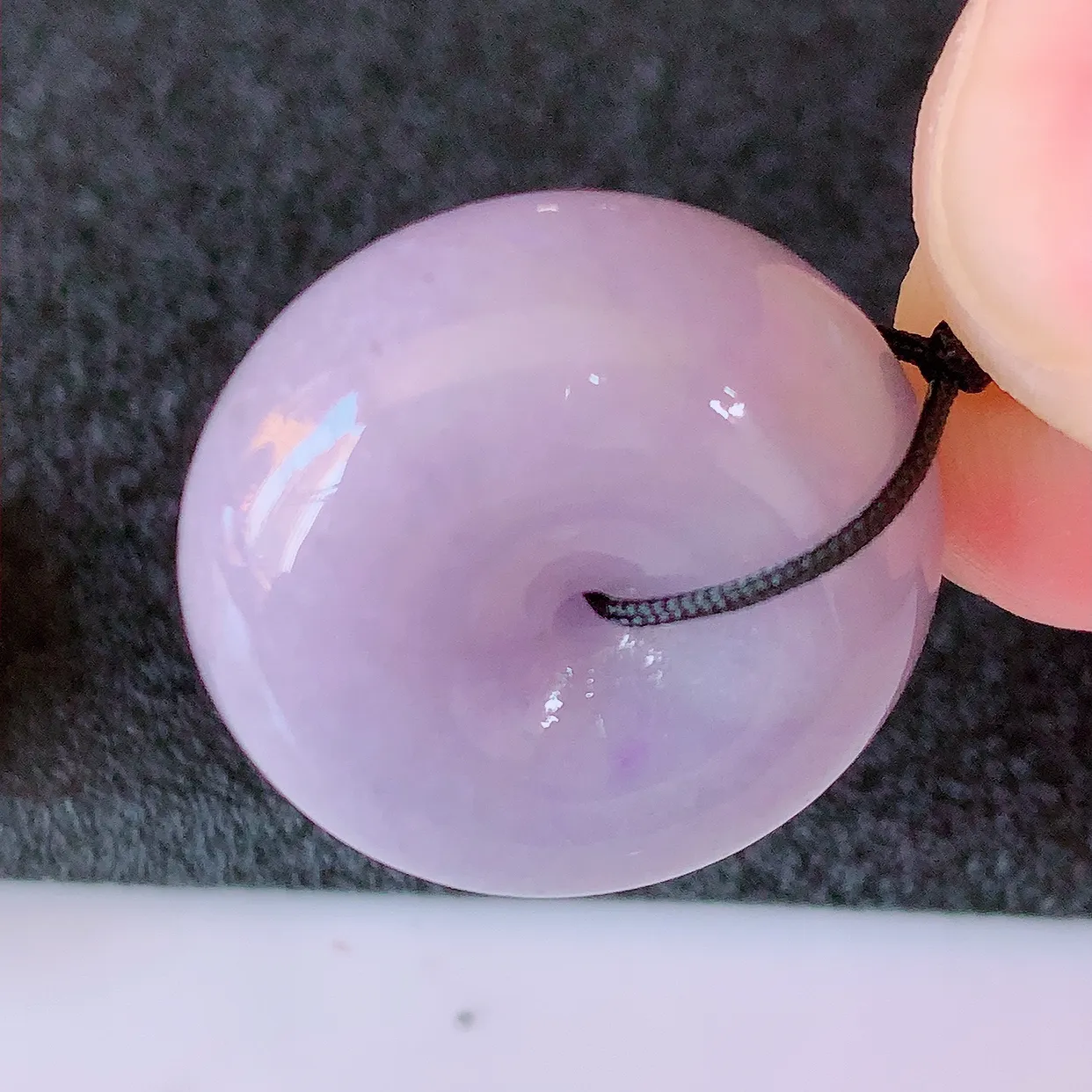 自然光实拍，冰润紫罗兰翡翠平安扣吊坠，形体饱满圆润，平安扣肥嘟嘟的，平平安安，种水很好，配戴精美！#41.5