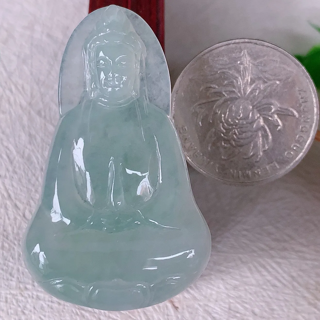 自然光实拍，冰种翡翠观音菩萨吊坠，玉净瓶观音，冰透亮泽，美观亮丽，观音面相端庄#46.3