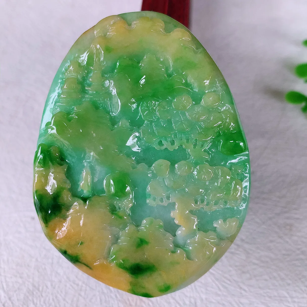 自然光实拍，冰润黄加绿翡翠山水牌吊坠，寓意“常青、背靠大山、水（财）长流、平安之意”生机盎然的翠意，一眼既心醉，雕工精致，佩戴效果优雅迷人！#97.3