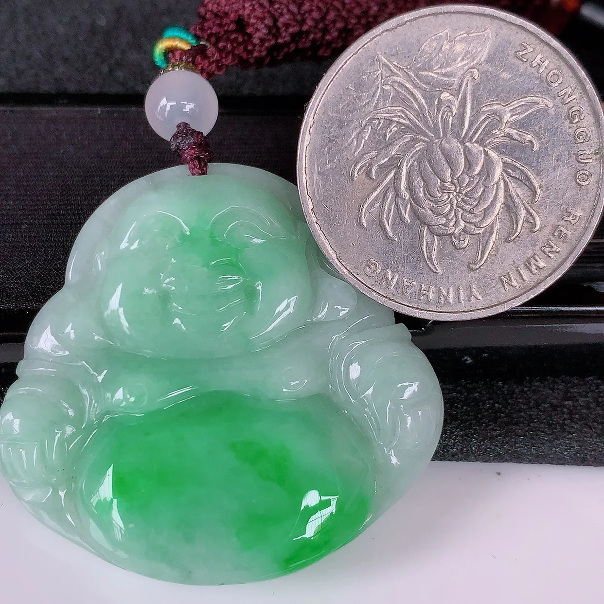 自然光实拍，冰润飘绿翡翠佛公吊坠，翡翠开心笑佛，种老水足，颜色漂亮，立体饱满圆润，佩戴效果赞#46.3