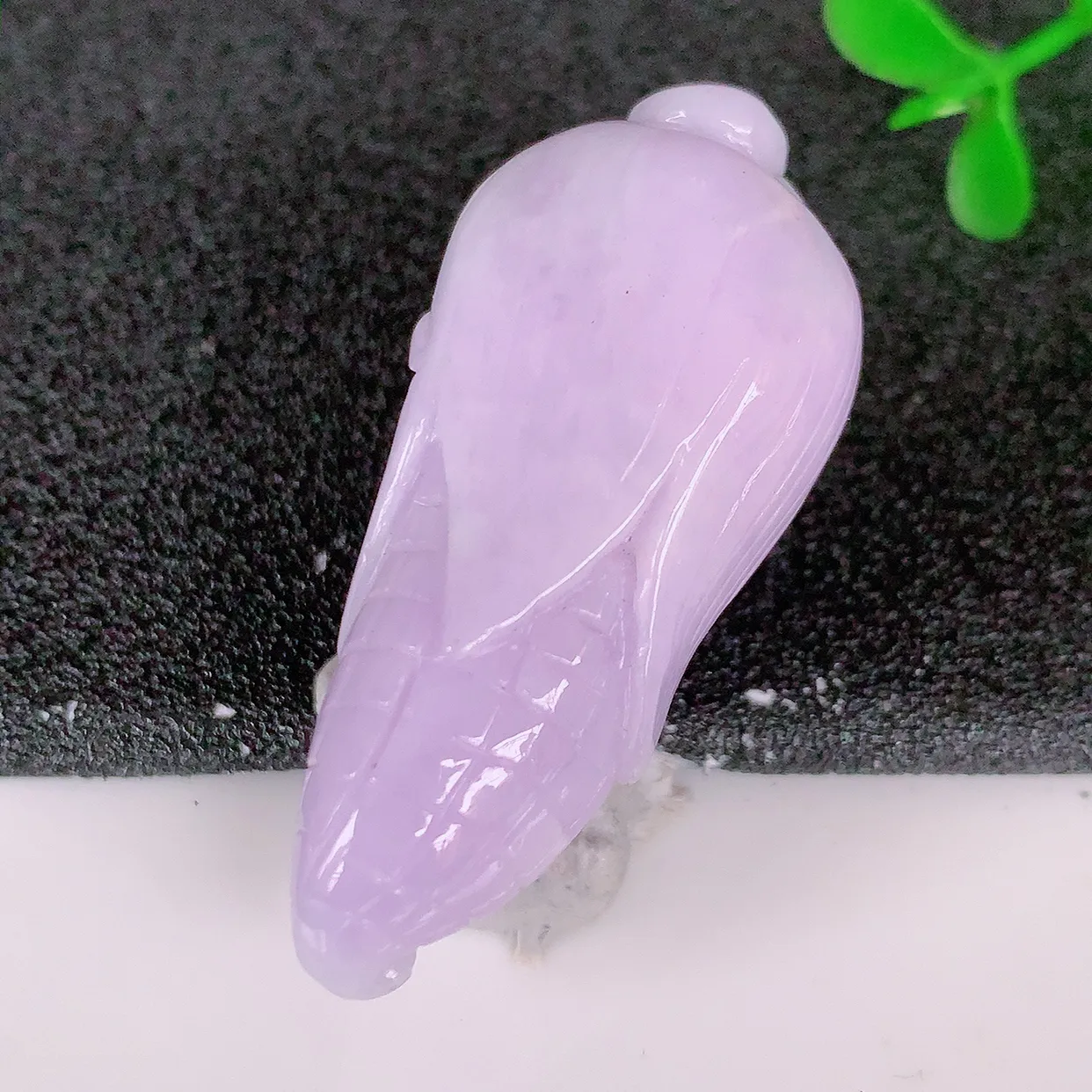 自然光实拍，水润紫罗兰翡翠玉米吊坠，多子多福，翠色灵动，玉质细腻，颜色漂亮，品相佳，佩戴佳品！#05.3