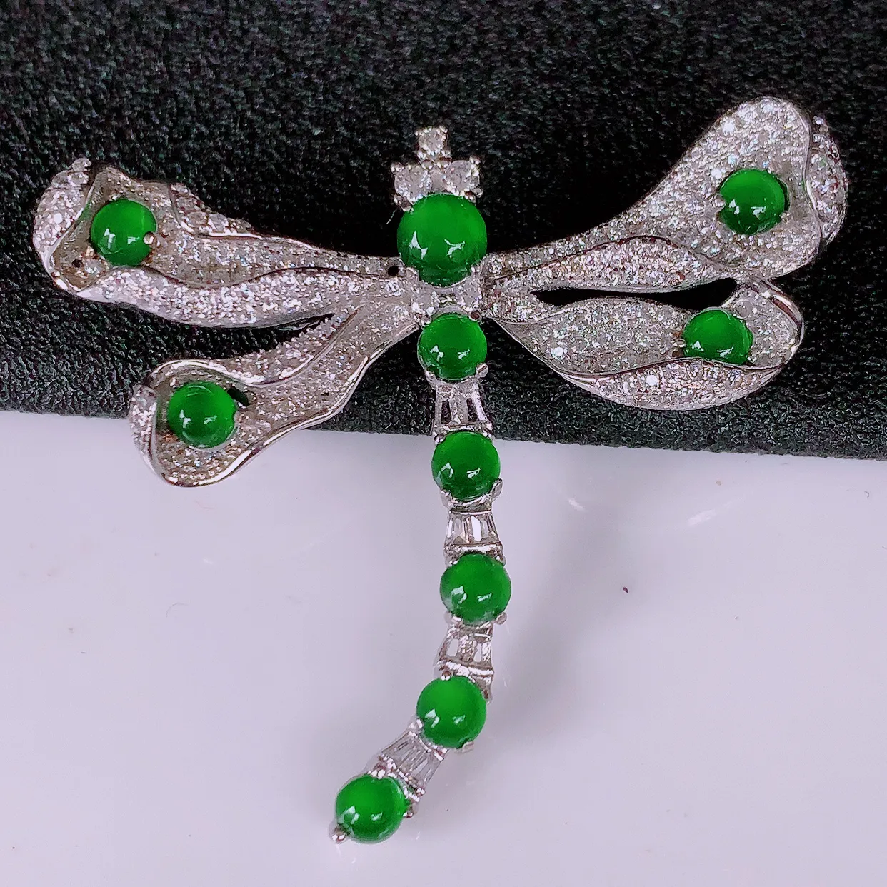 冰透满绿翡翠925银镶嵌蜻蜓胸针，自然光实拍，翠色灵动，颜色漂亮，种老水足，品相佳，佩戴佳品！#97.3整体38*43*8.2裸石4.6*4.6