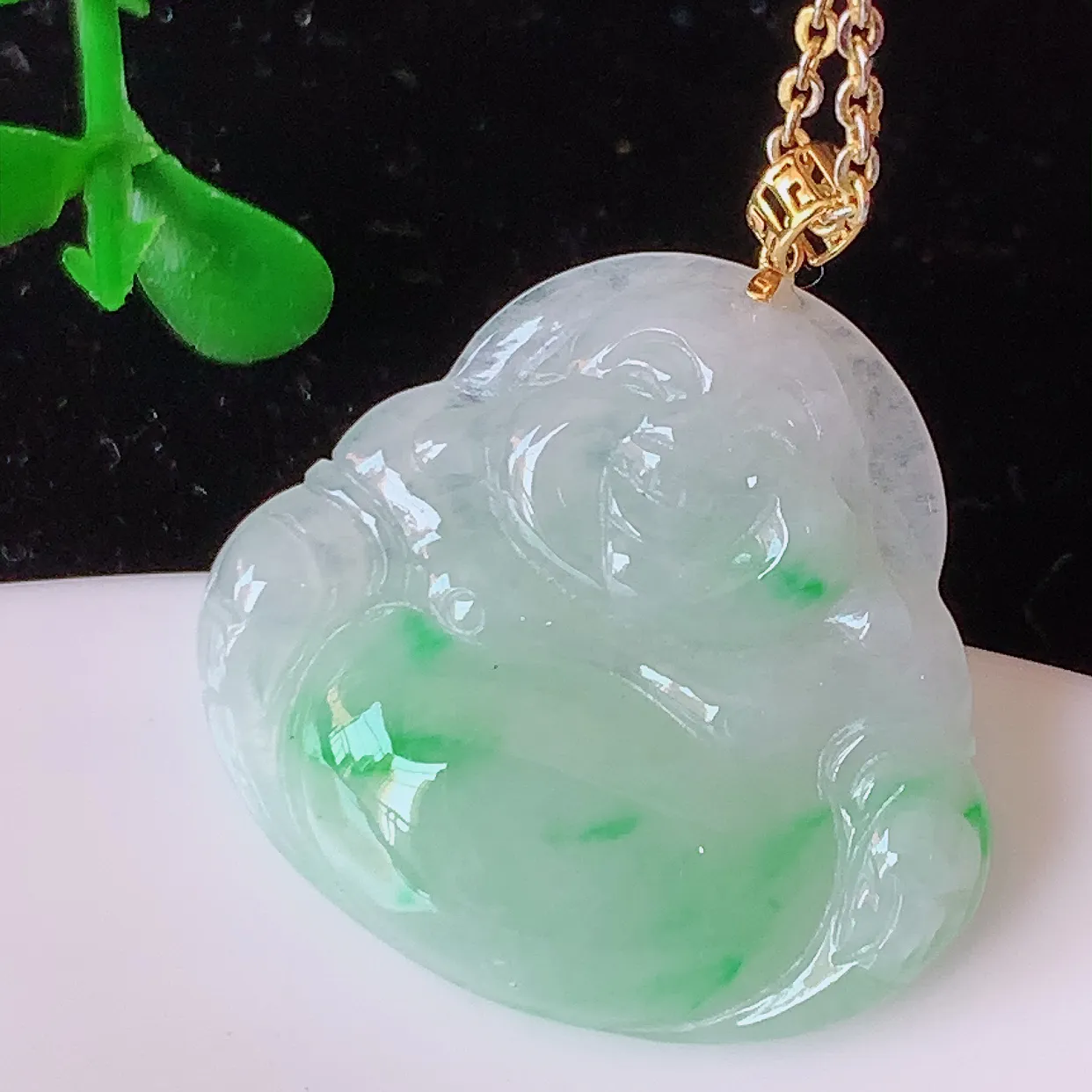 18k金镶嵌冰飘绿翡翠佛公吊坠，款式新颖，佩戴效果时尚出众，尽显气质，水润精细，美感十足。#42.5