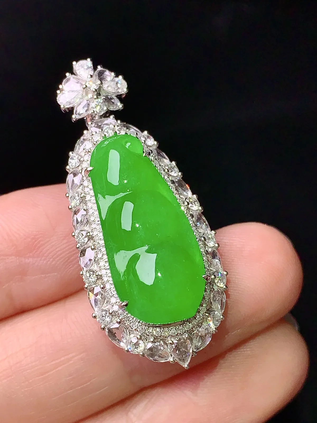 18k金钻镶嵌满绿四季豆吊坠 玉质细腻 色泽清新艳丽 整体尺寸38.5*16.2*11.5