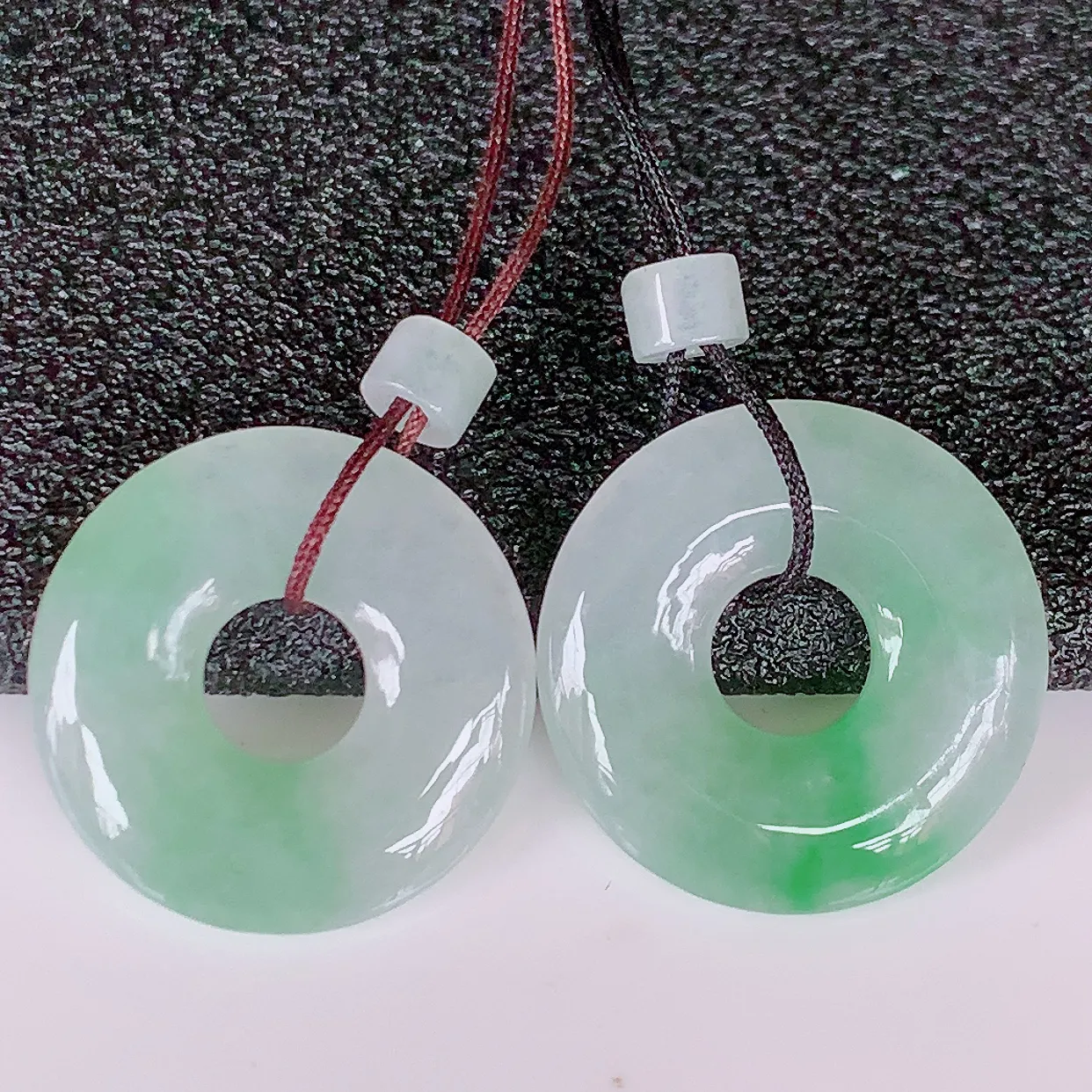 自然光实拍，冰种飘绿翡翠一对平安扣耳坠，翠色灵动，玉质细腻，颜色漂亮，品相佳，佩戴佳品！配图银线 #57.3