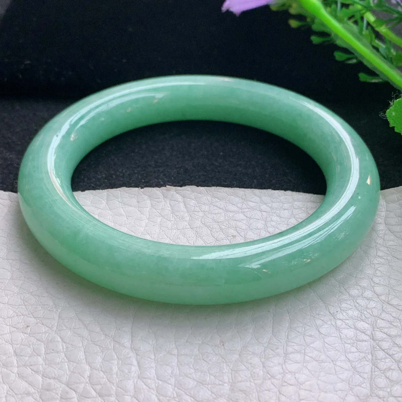 yh自然光57.5*11美人镯 翡翠a货玉手镯果绿圆条珠宝玉手环