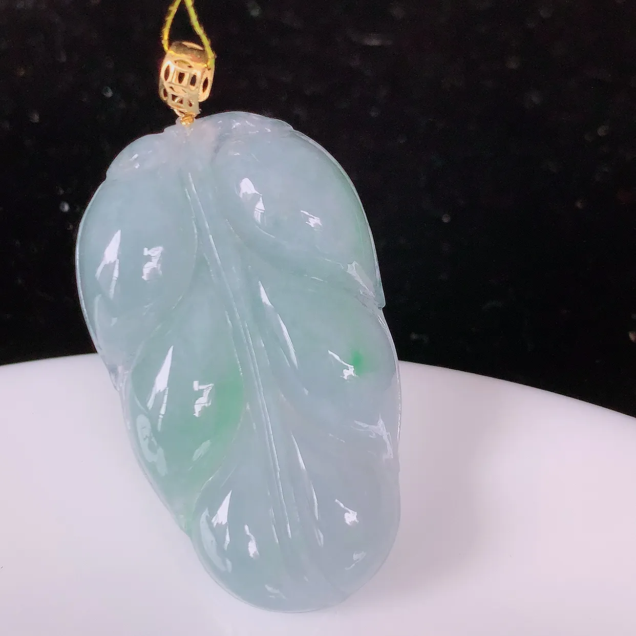 18K金镶嵌冰春带彩翡翠叶子吊坠 ，种水足，色泽清新，工艺精湛，叶子寓意美好；金枝玉叶，事业有成。#35.6