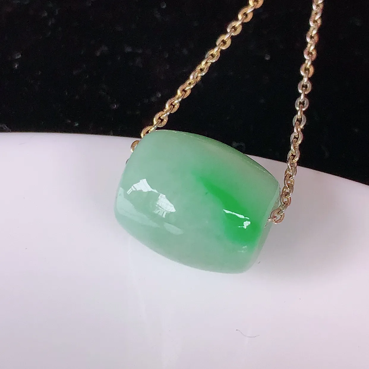 自然光实拍，冰润飘绿翡翠路路通吊坠，寓意时来运转、财源滚滚，款式新颖时尚，日常百搭的款！配图银链#05.3