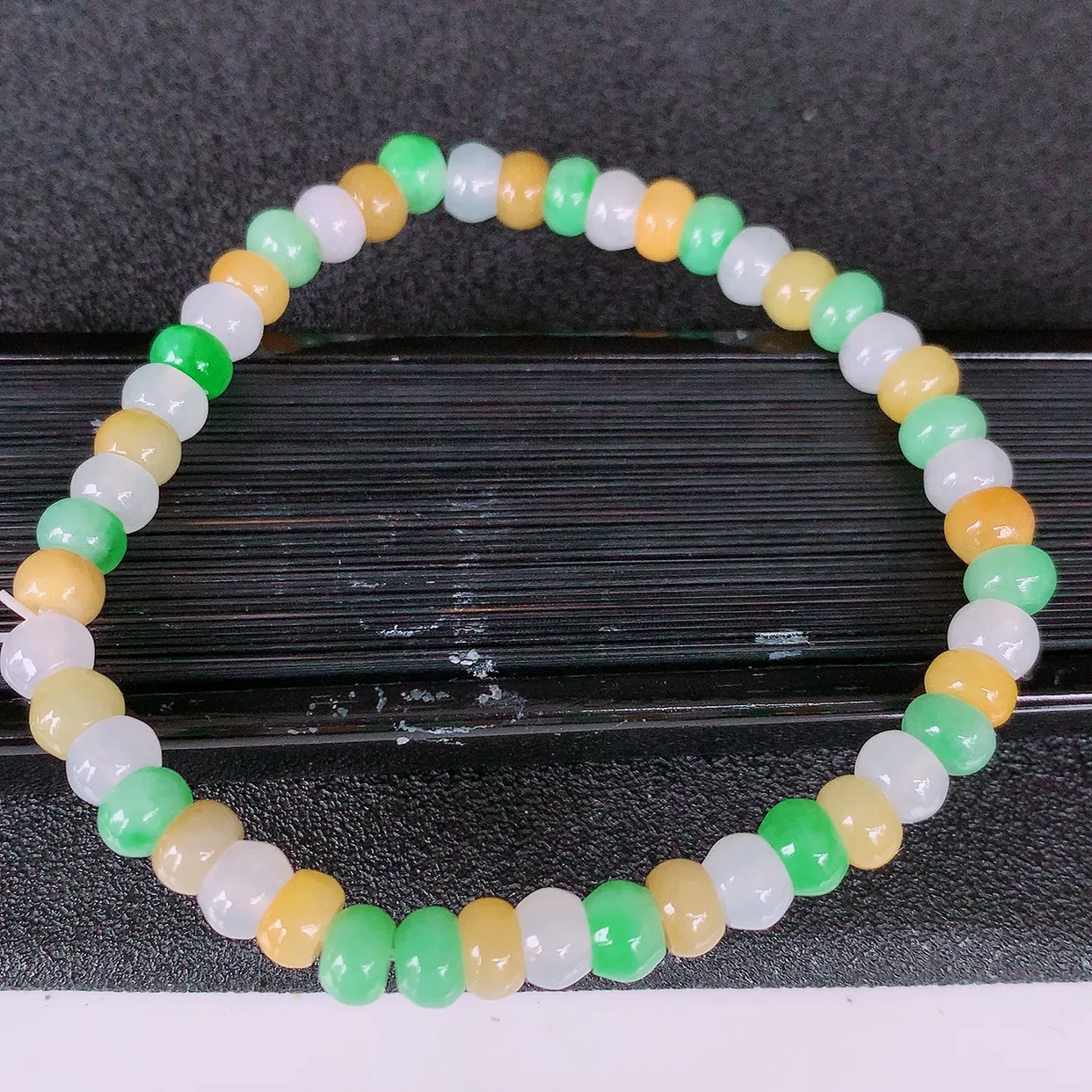 自然光实拍，冰三彩翡翠手链，多彩翡翠手串，颜色丰富，料子细腻，高档大气，自戴送礼佳品！#46.3取一尺寸5.5mm