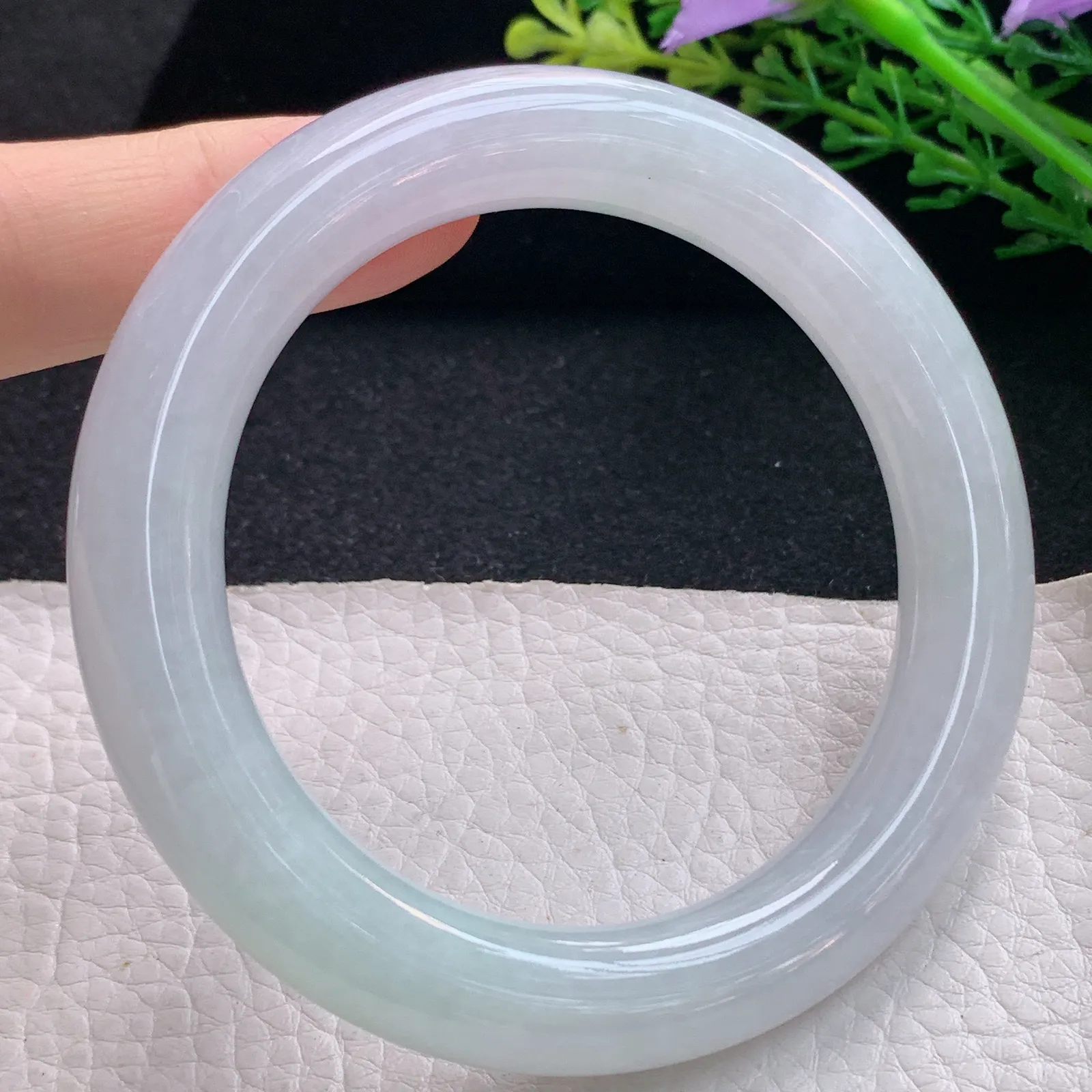 hf自然光57*10.8*11美人镯 翡翠a货玉手镯清新飘绿圆条珠宝玉手环