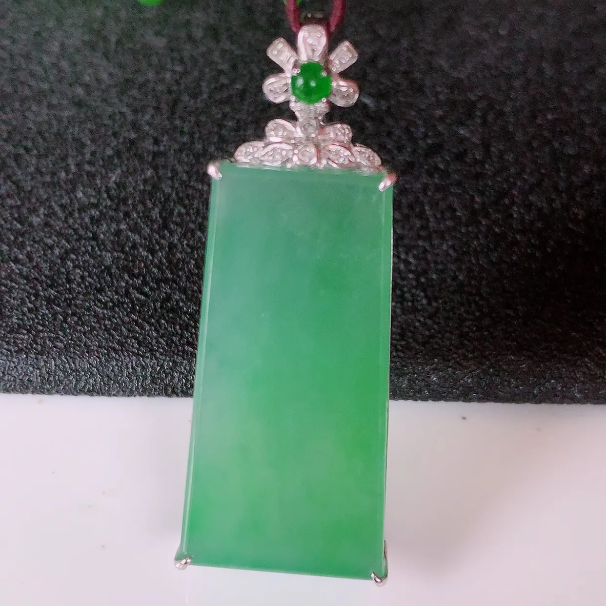 自然光实拍，18K金镶嵌冰种满绿翡翠平安无事牌吊坠，平平安安，无事牌翠色灵动，佩戴平安时尚！#00.3整体40*16*6.5裸石29*15