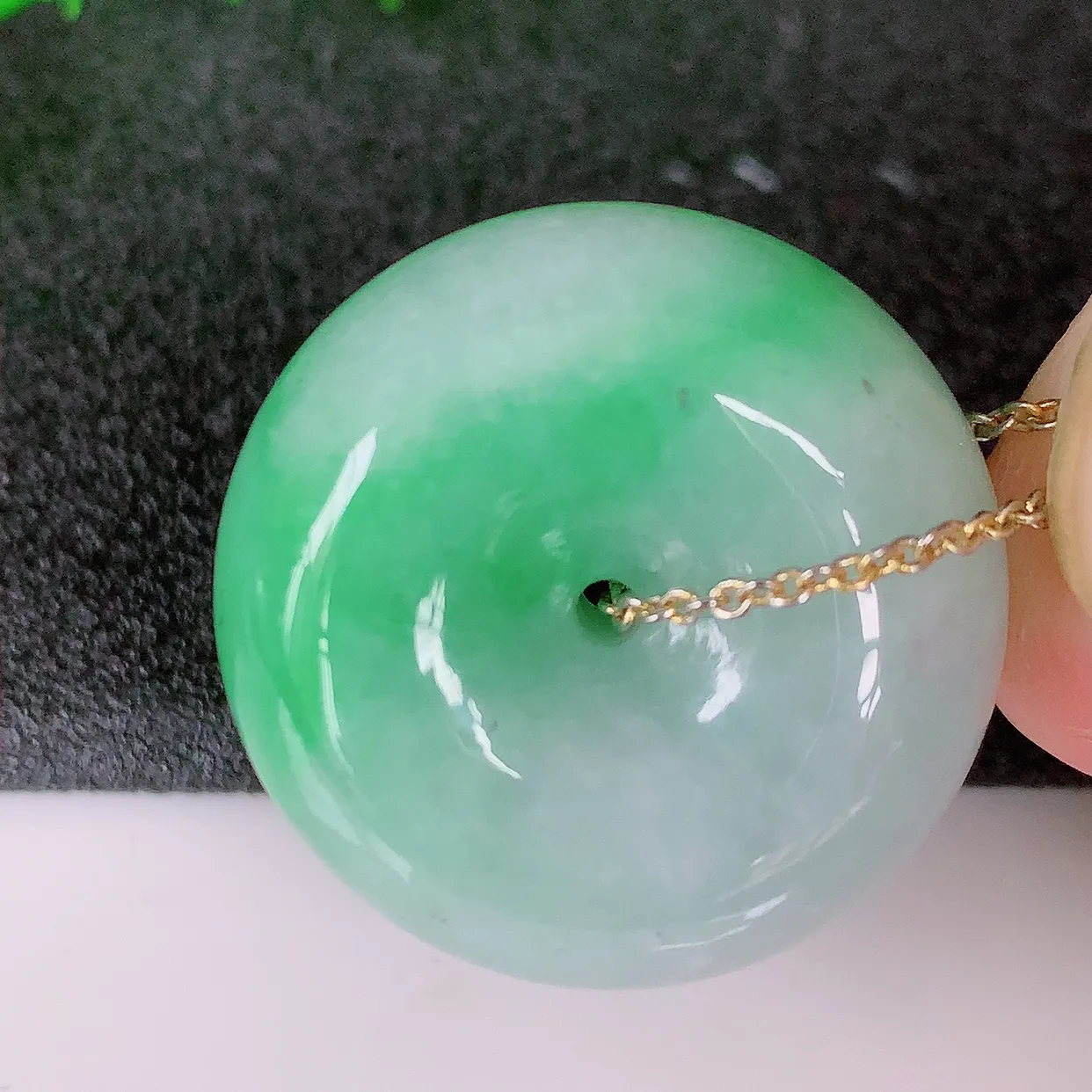 自然光实拍，冰润飘绿翡翠平安扣吊坠，形体饱满圆润，平安扣肥嘟嘟的，平平安安，种水很好，配戴精美！#05.3