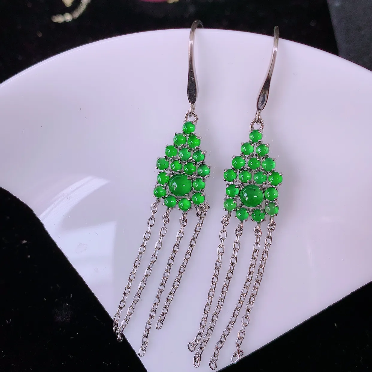冰透满绿翡翠925银镶嵌耳坠，自然光实拍，翠色灵动，颜色漂亮，种老水足，品相佳，佩戴佳品！#98.5整体59*10*4取一裸石3.6*3.6