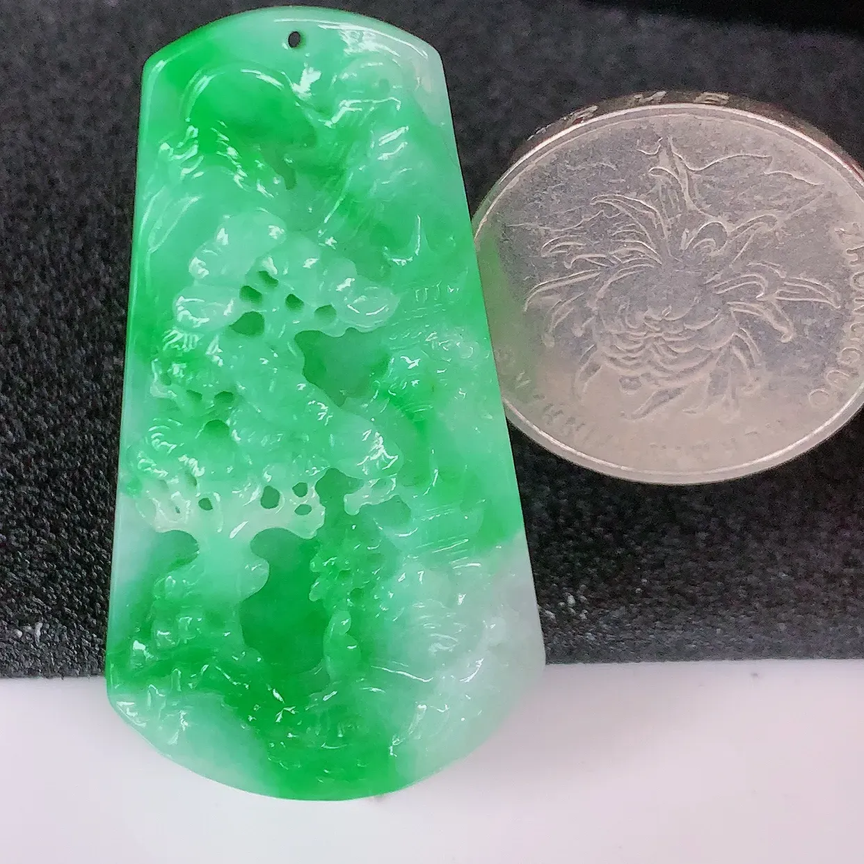 自然光实拍，冰润飘阳绿翡翠山水牌吊坠，翡翠山水，立体生动形象，山水素材布局合理，意境感佳，佩戴上身效果更高贵 #57.3