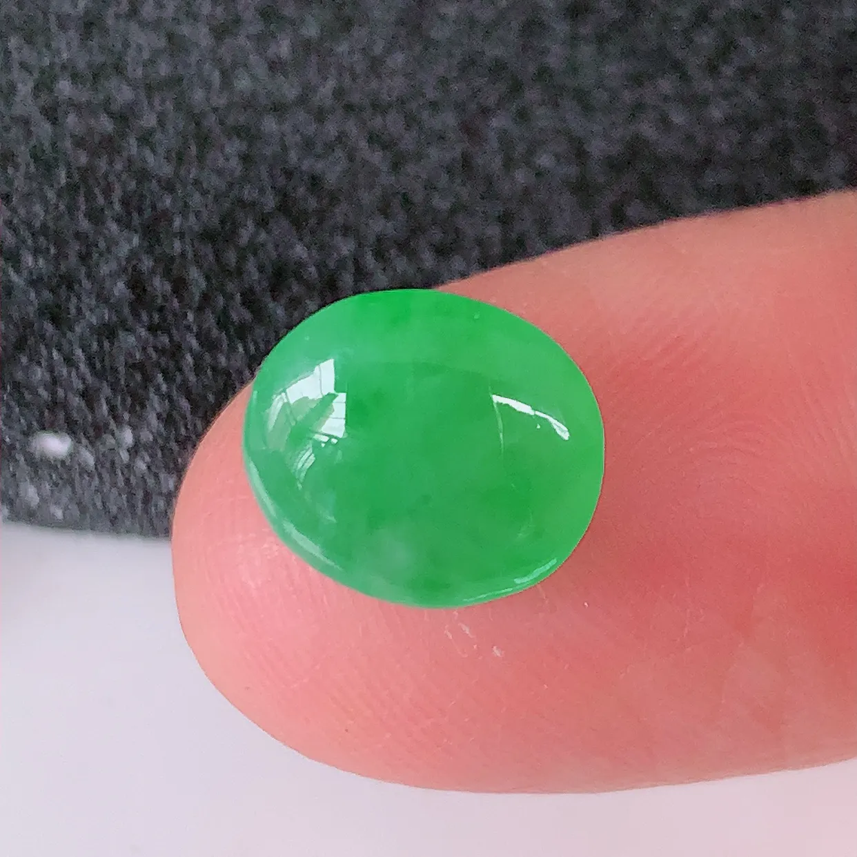 自然光实拍，冰种满绿翡翠蛋面，戒面，翠色灵动，玉质细腻，颜色漂亮，品相佳，佩戴佳品！#94.3尺寸10.5-9.5-5.5mm