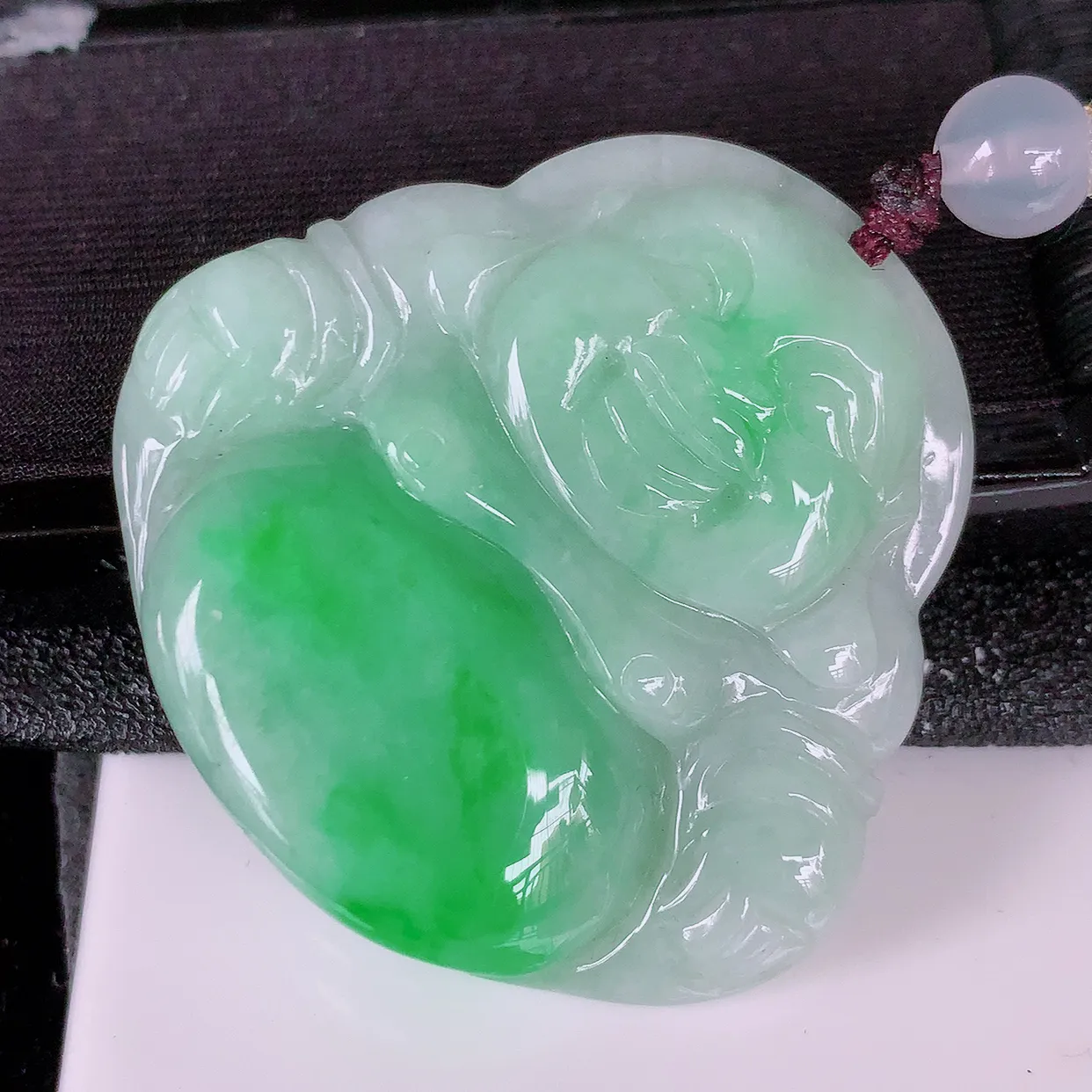 自然光实拍，冰润飘绿翡翠佛公吊坠，翡翠开心笑佛，种老水足，颜色漂亮，立体饱满圆润，佩戴效果赞#46.3