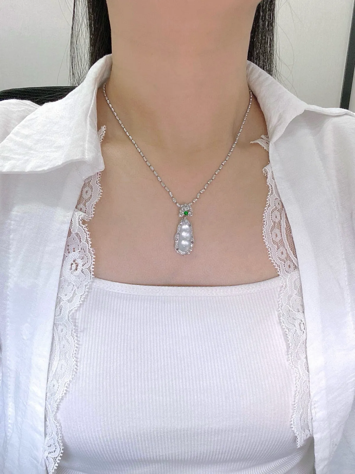 【冰种福豆吊坠】种地上乘，冰感十足，通透起光，饱满圆润，收藏品质，18k金钻镶嵌，裸石尺寸19.6*8.1*3.2毫米