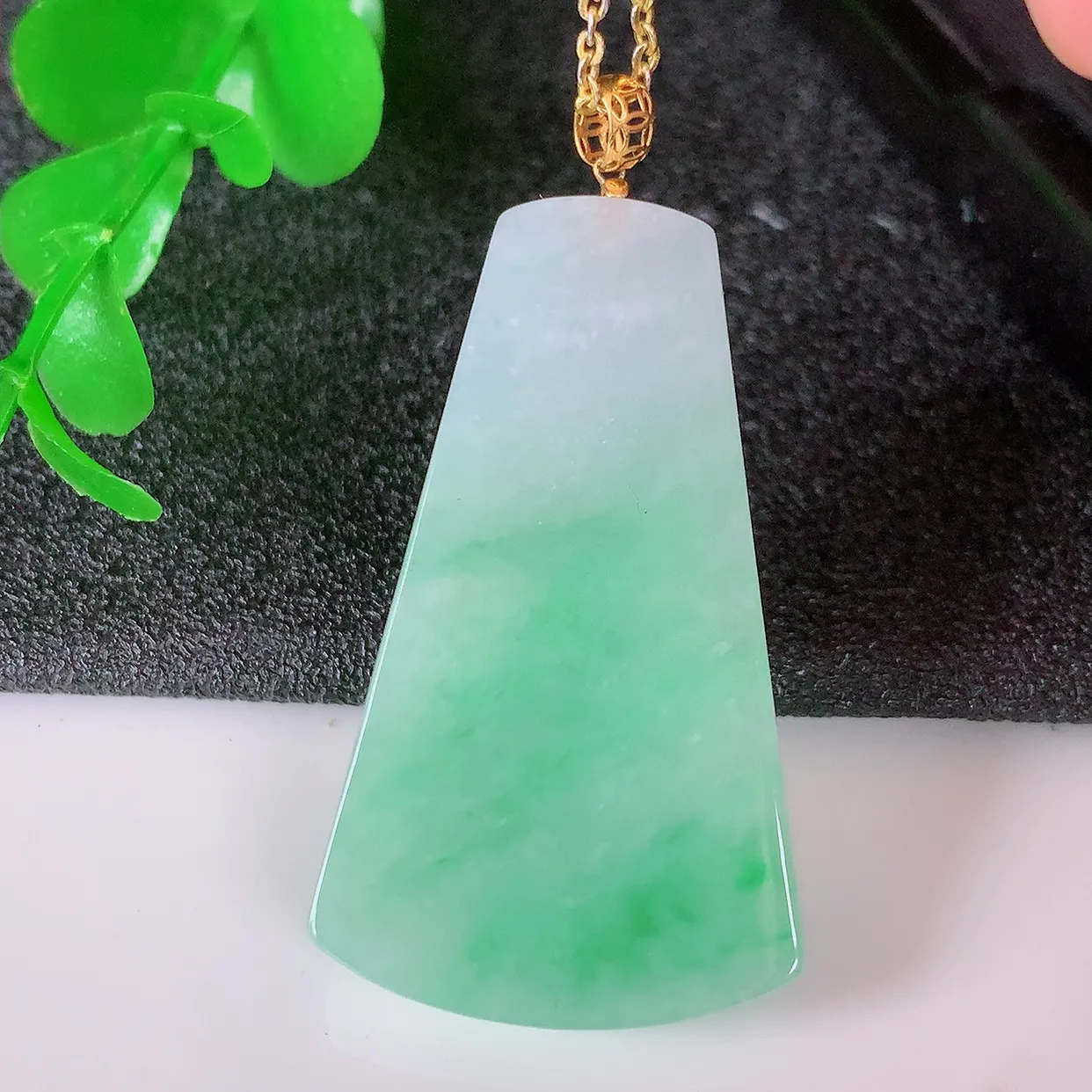 18k金镶嵌冰润飘绿翡翠平安无事牌吊坠，款式新颖时尚，日常百搭的款。清秀高雅，佩戴优雅高贵！#41.3
